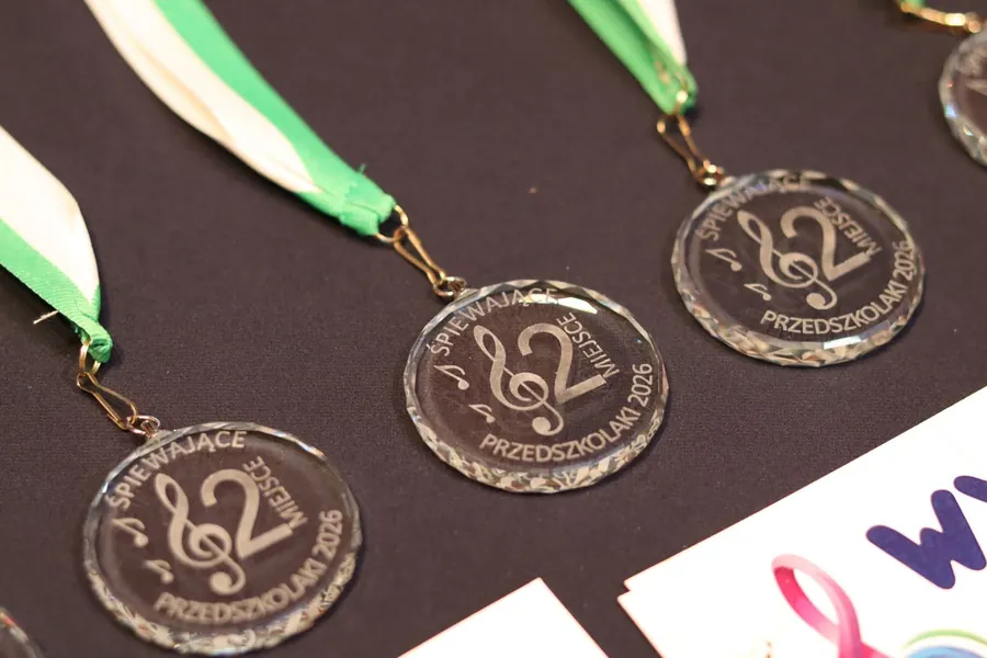 Szklane medale z kluczem wiolinowym i napisem Śpiewające Przedszkolaki 2026, drugie miejsce